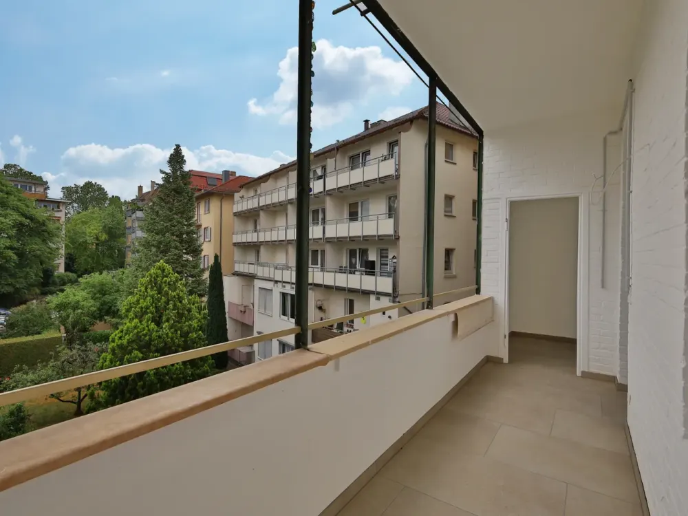Altbauliebhaber aufgepasst! Große, sanierte Wohnung mit Balkon und EBK