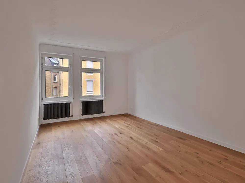Altbauliebhaber aufgepasst! Große, sanierte Wohnung mit Balkon und EBK