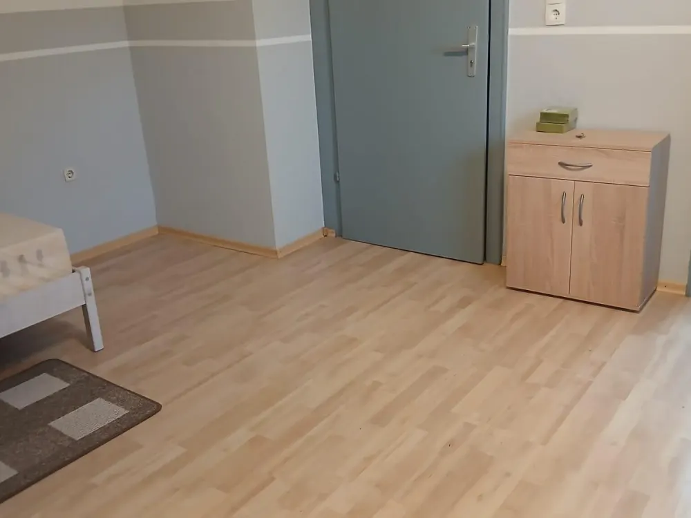 1 möbliertes Apartment, Dusche, WC, separater Eingang, Stellplatz