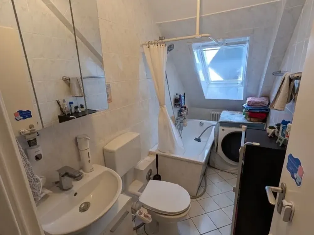 Nachmieter ab 01.11.2026: 3-Zi-Dachwohnung, 54 m², Straßenbahn direkt vor der Tür