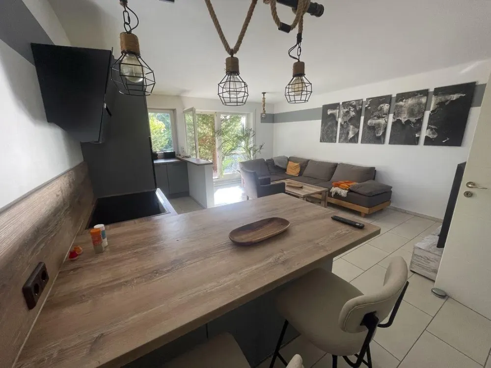 Moderne vollmöblierte Wohnung mit Gartenanteil