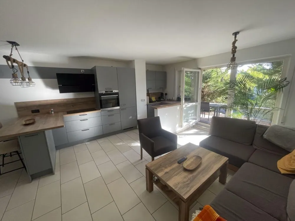 Moderne vollmöblierte Wohnung mit Gartenanteil