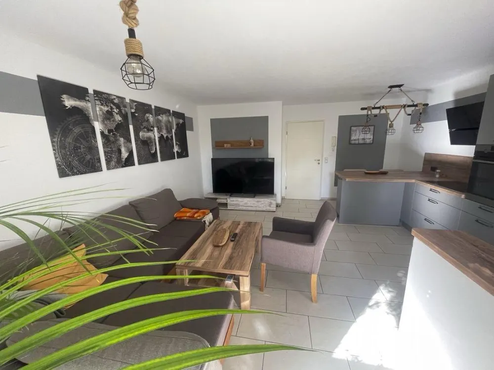 Moderne vollmöblierte Wohnung mit Gartenanteil