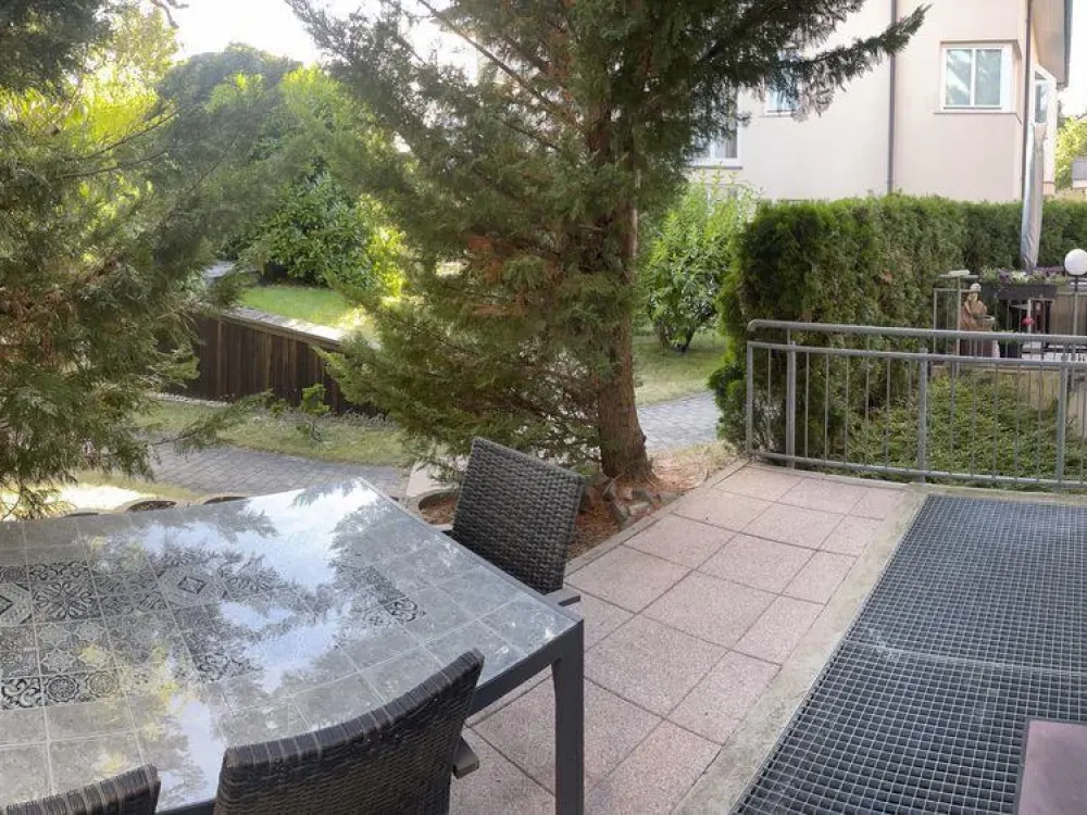 Moderne vollmöblierte Wohnung mit Gartenanteil