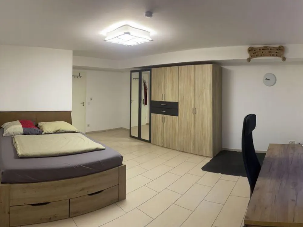 Moderne vollmöblierte Wohnung mit Gartenanteil