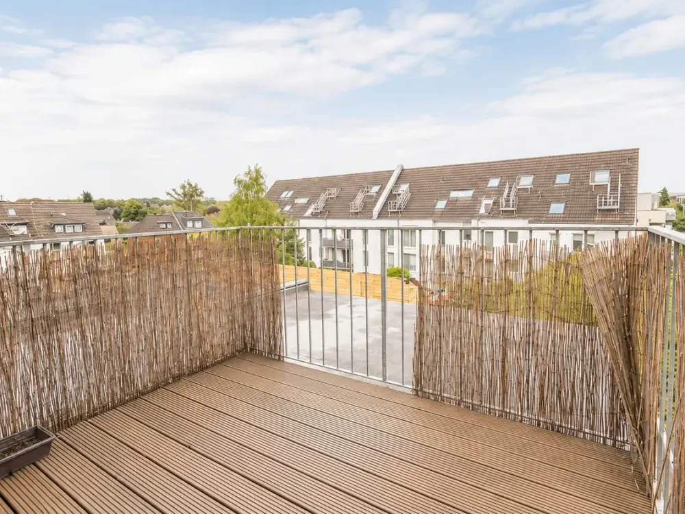 Helle 2-Zimmer-Wohnung mit Einbauküche und Dachterrasse