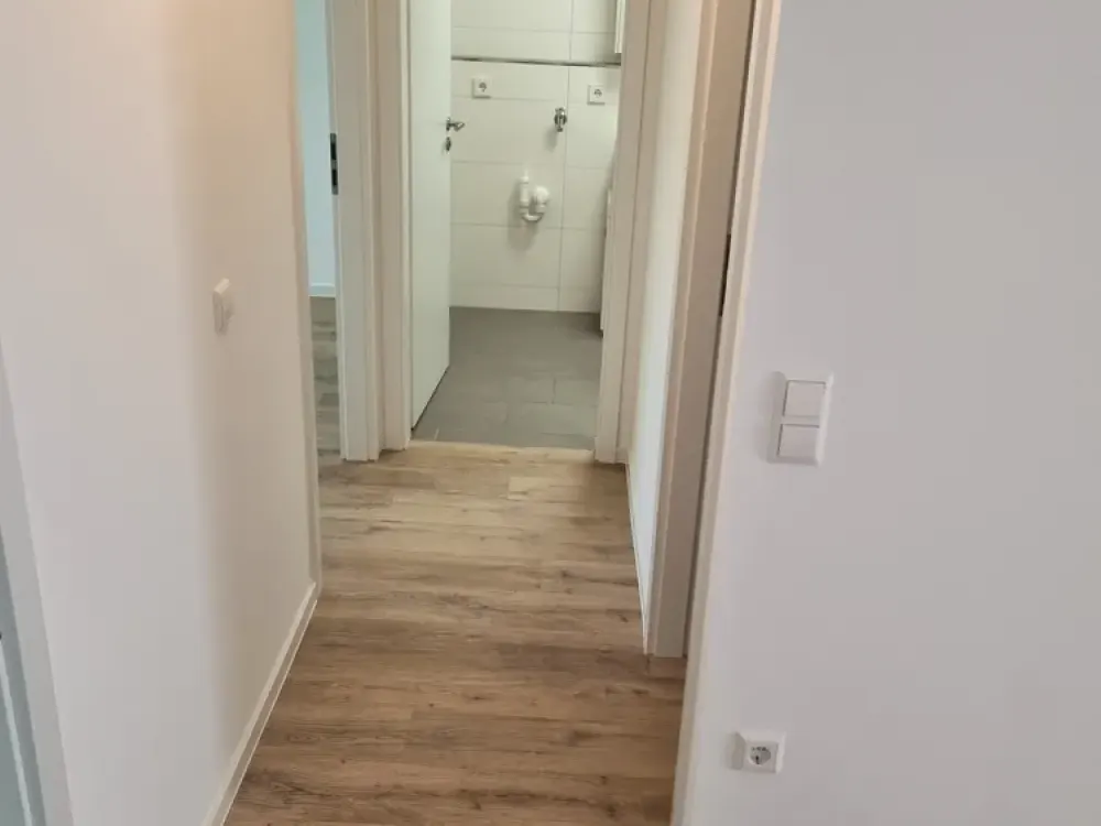 Erstbezug nach hochwertiger Sanierung: 4 Zimmer mit Balkon & Tiefgarage