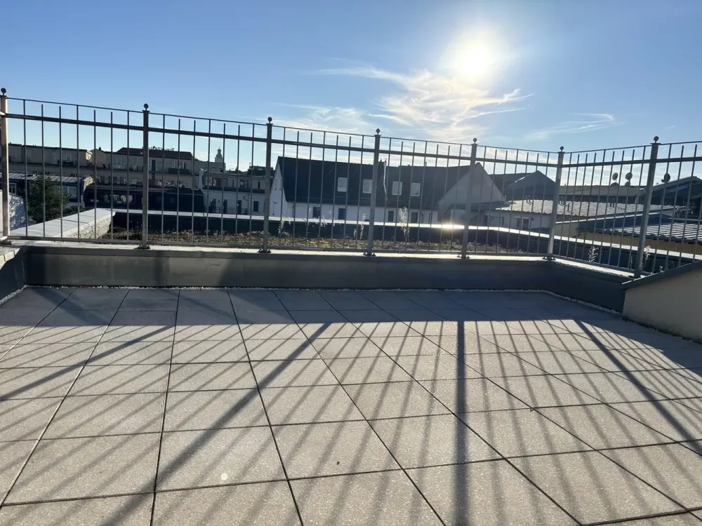Above the Roofs of Leipzig: 2.5-Room Maisonette with 25 m² Sunny Roof Terrace at Rosental/Zoo