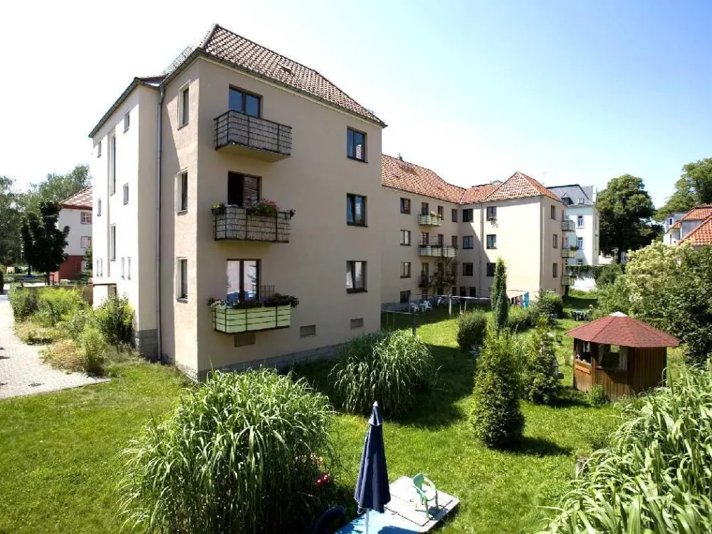 Schicke 2-Zimmer-Wohnung mit separater Küche und grünem Hinterhof
