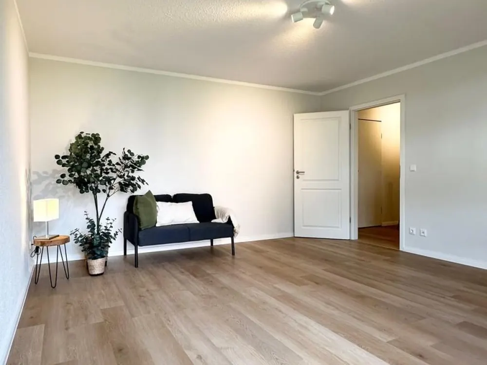 Frisch renovierte 1‑Zimmer-Wohnung mit Einbauküche und ruhiger Innenhofterrasse