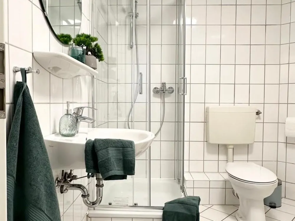 Frisch renovierte 1‑Zimmer-Wohnung mit Einbauküche und ruhiger Innenhofterrasse