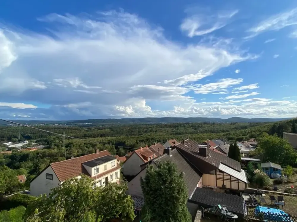 Helle, renovierte 2 ZKB Wohnung mit Balkon