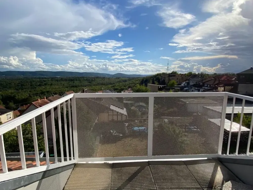 Helle, renovierte 2 ZKB Wohnung mit Balkon