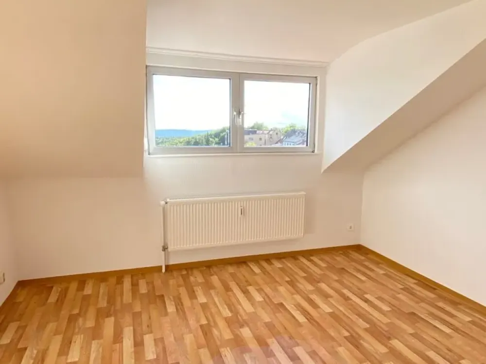 Helle, renovierte 2 ZKB Wohnung mit Balkon