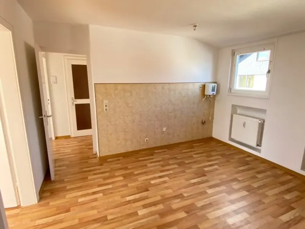 Helle, renovierte 2 ZKB Wohnung mit Balkon