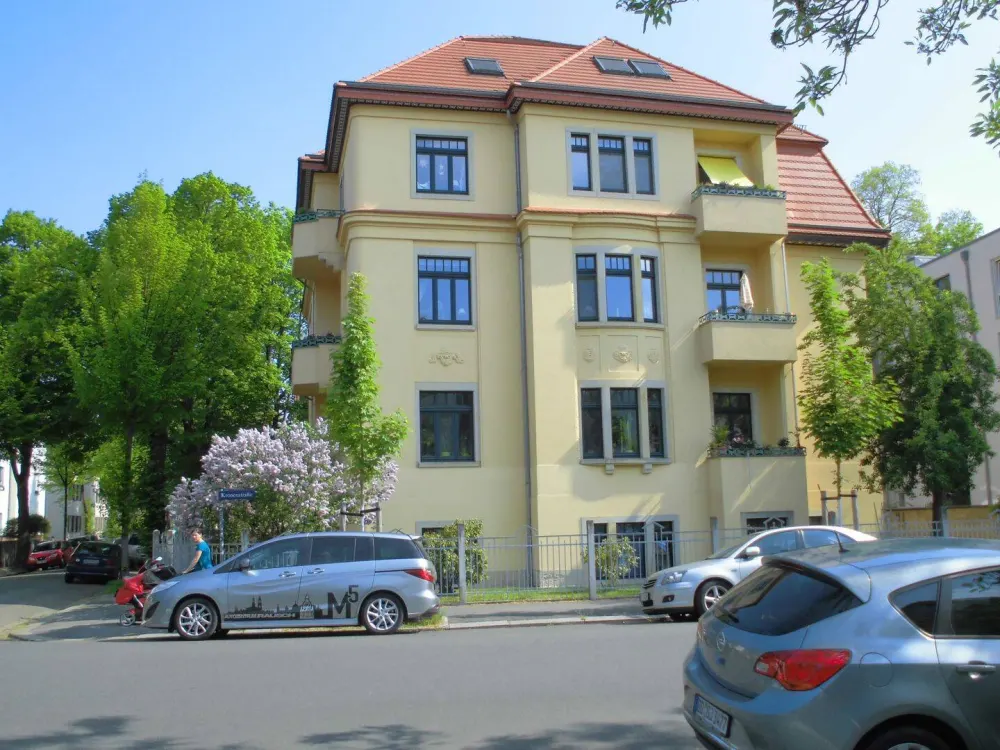 Schöne Gartenwohnung mit Terrasse, Laminat, Bad mit Wanne und Fenster