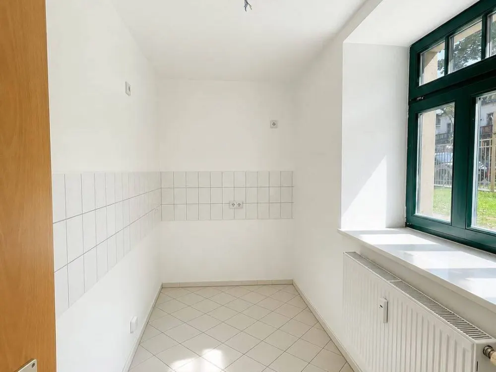 Schöne Gartenwohnung mit Terrasse, Laminat, Bad mit Wanne und Fenster
