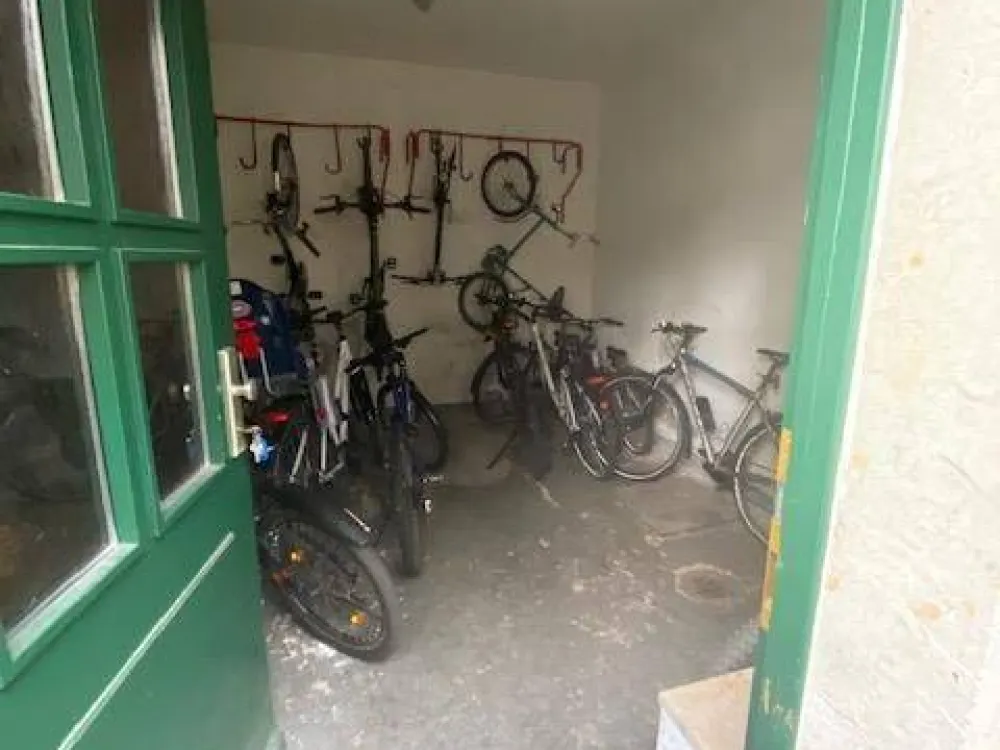 Schöne Gartenwohnung mit Terrasse, Laminat, Bad mit Wanne und Fenster