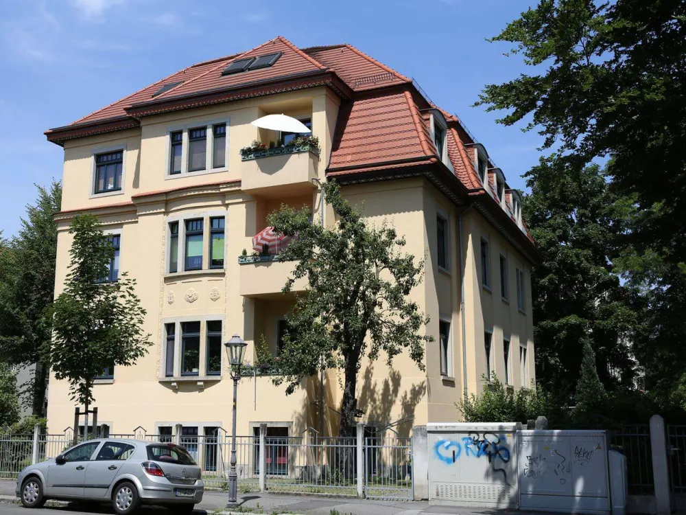 Schöne Gartenwohnung mit Terrasse, Laminat, Bad mit Wanne und Fenster