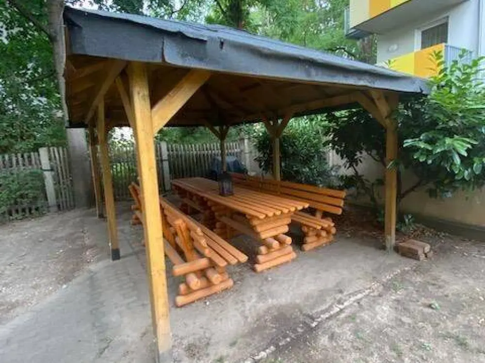 Schöne Gartenwohnung mit Terrasse, Laminat, Bad mit Wanne und Fenster