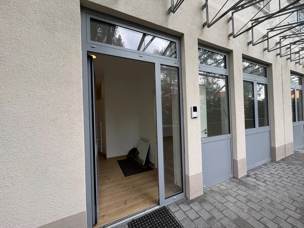 * neu sanierte, sehr schöne 3-Zimmer-Wohnung in einem sehr gepflegten Neubau*