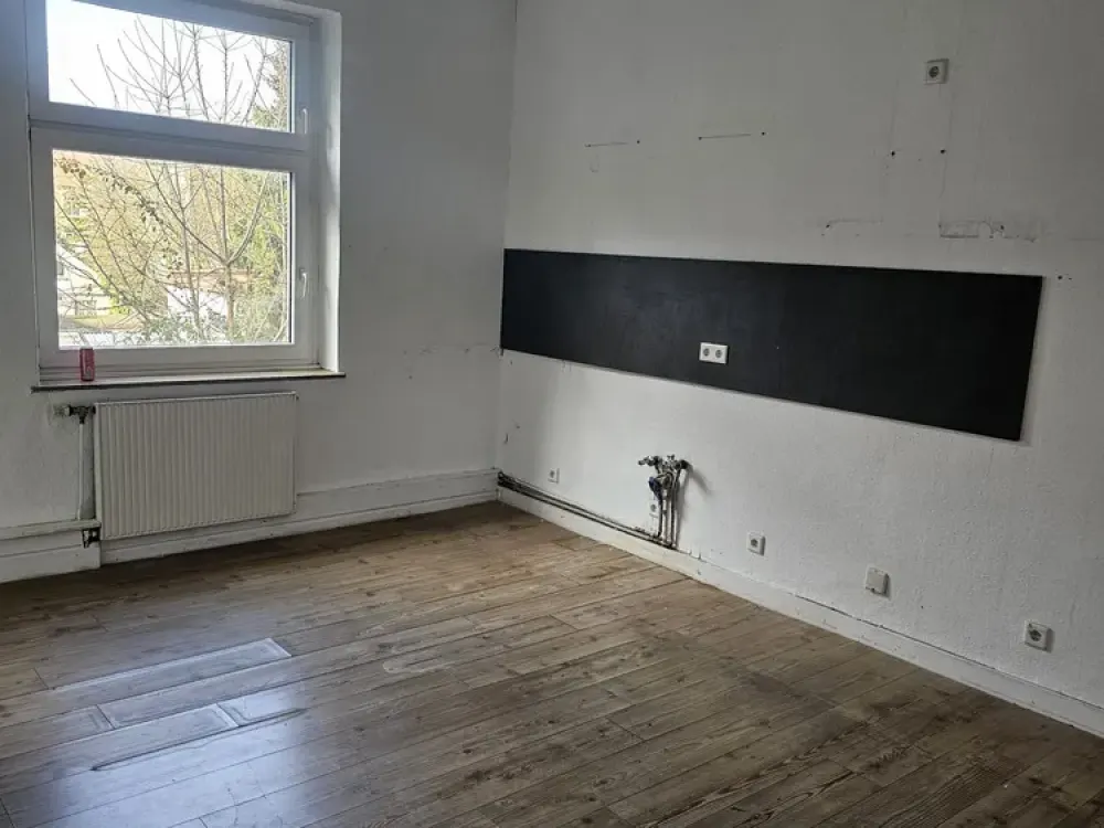 Schöne günstige und zentrale drei Zimmer Wohnung mit Balkon!!!!!