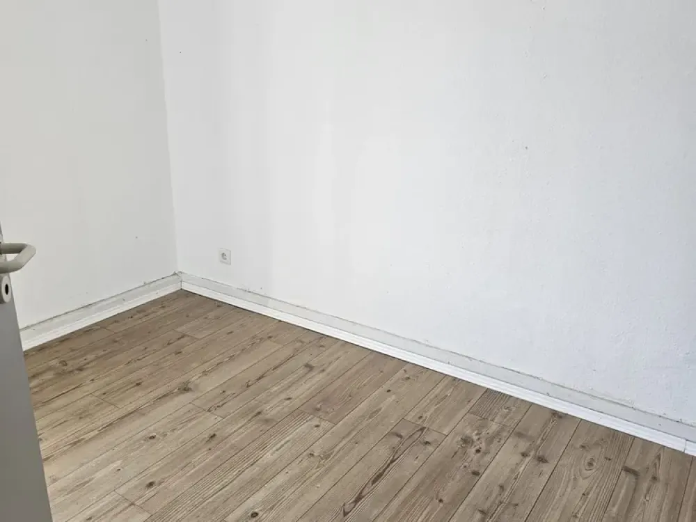Schöne günstige und zentrale drei Zimmer Wohnung mit Balkon!!!!!