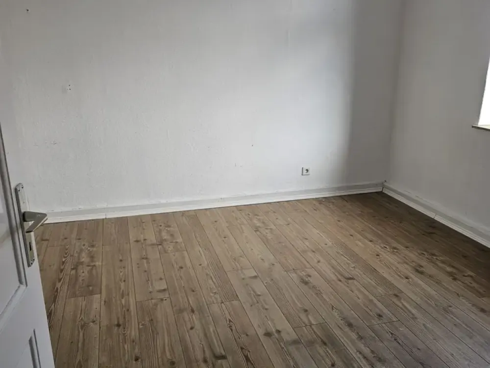Schöne günstige und zentrale drei Zimmer Wohnung mit Balkon!!!!!
