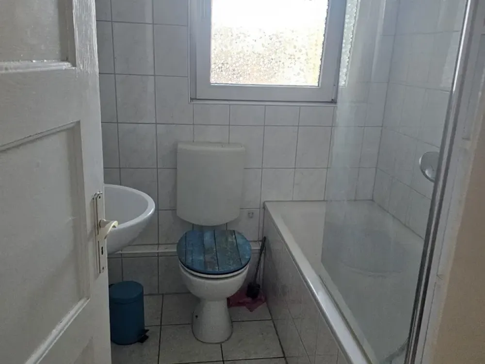 Schöne günstige und zentrale drei Zimmer Wohnung mit Balkon!!!!!