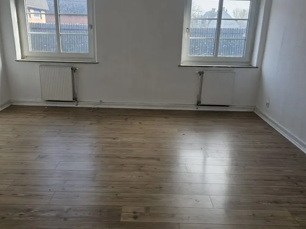 Schöne günstige und zentrale drei Zimmer Wohnung mit Balkon!!!!!