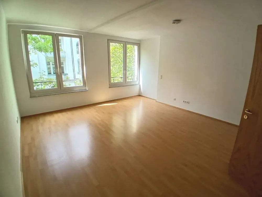 Urbanes Wohnen mit Flair, Helle Wohnung mit Balkon im Herzen der Stadt