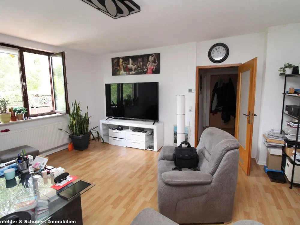Gut aufgeteilte, helle 3,5 Raum-Wohnung mit eigenem Eingang und 2 KFZ-Stellplätze. Ruhige Lage