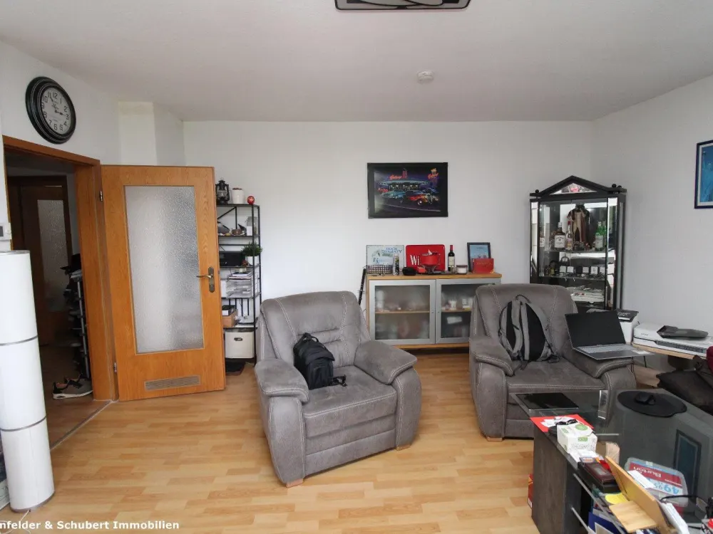 Gut aufgeteilte, helle 3,5 Raum-Wohnung mit eigenem Eingang und 2 KFZ-Stellplätze. Ruhige Lage