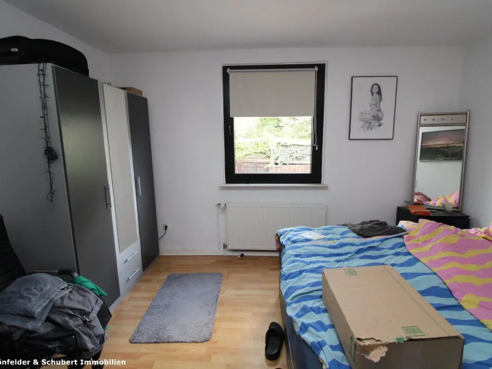 Gut aufgeteilte, helle 3,5 Raum-Wohnung mit eigenem Eingang und 2 KFZ-Stellplätze. Ruhige Lage