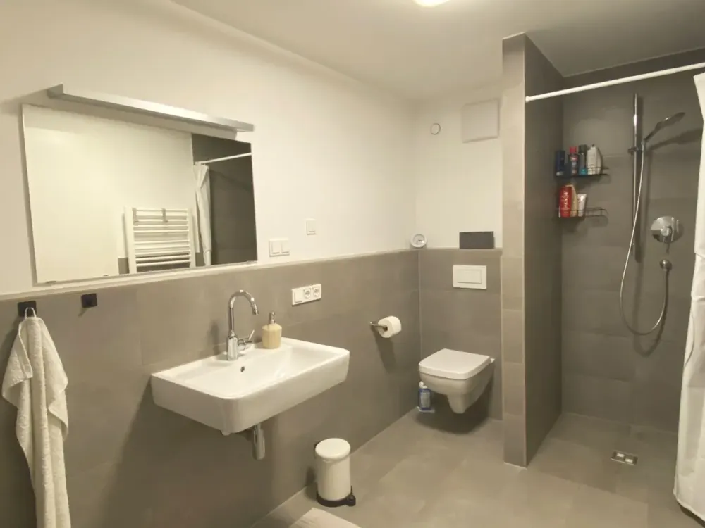 TRAUMHAFTE TERRASSENWOHNUNG - helle & große Wohnung in Düsseldorf Hassels