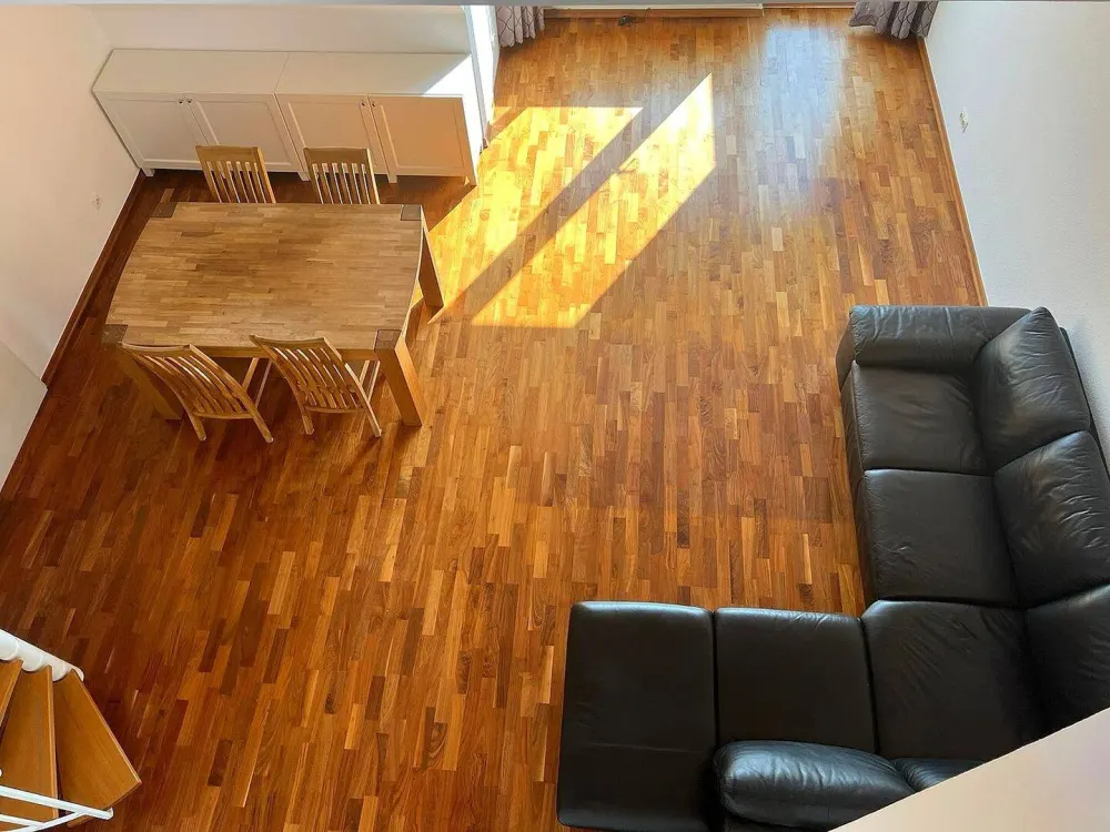 Helle 4,5 Zimmer-Penthaus-Wohnung mit Sonnenbalkon in Oberkassel/Lörick