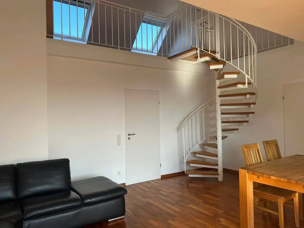 Helle 4,5 Zimmer-Penthaus-Wohnung mit Sonnenbalkon in Oberkassel/Lörick