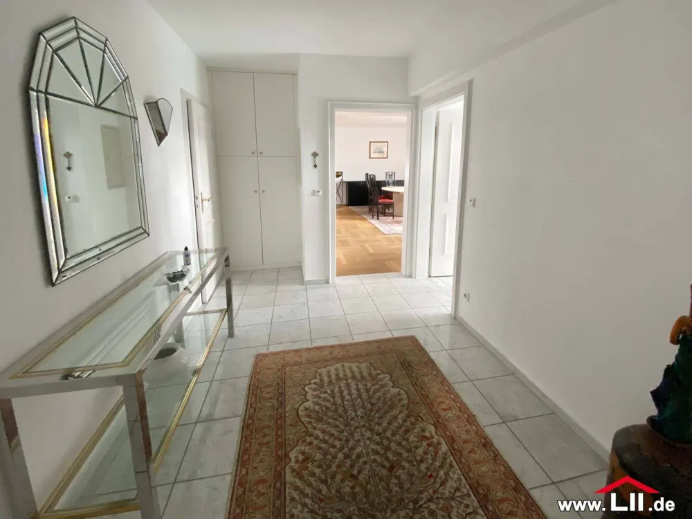 helle Maisonette-Wohnung mit Blick auf den Henninger Turm