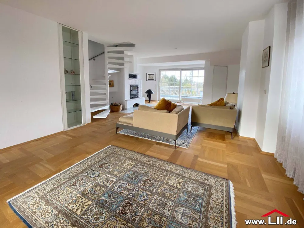 helle Maisonette-Wohnung mit Blick auf den Henninger Turm
