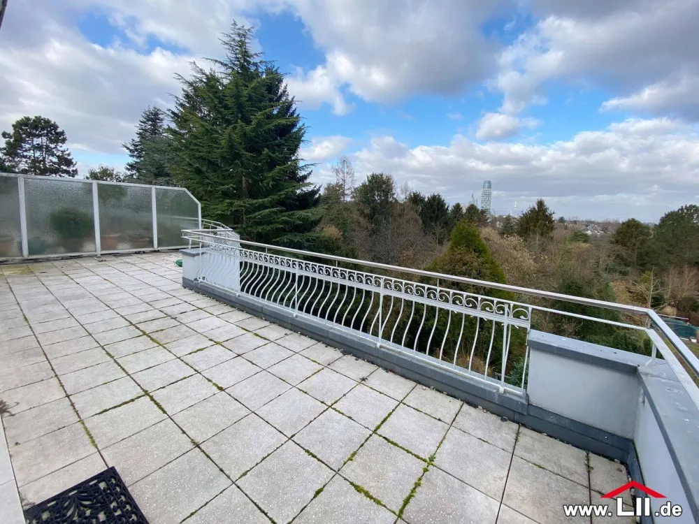 helle Maisonette-Wohnung mit Blick auf den Henninger Turm