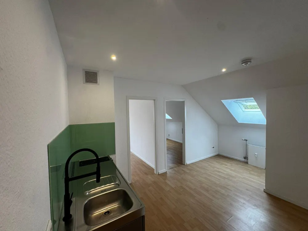 53m² Top Floor Apartment - 2.5 Rooms Kitchen Bathroom - Renovated Available Immediately