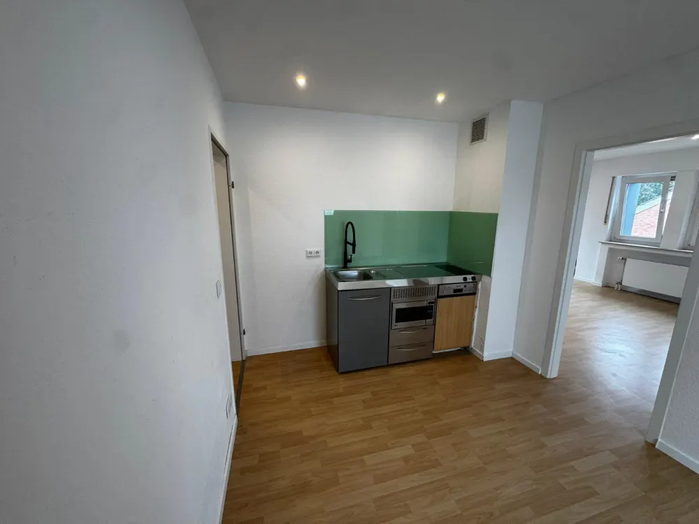 53m² Top Floor Apartment - 2.5 Rooms Kitchen Bathroom - Renovated Available Immediately