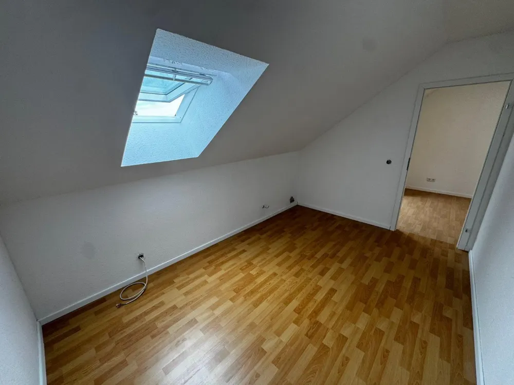 53m² Top Floor Apartment - 2.5 Rooms Kitchen Bathroom - Renovated Available Immediately