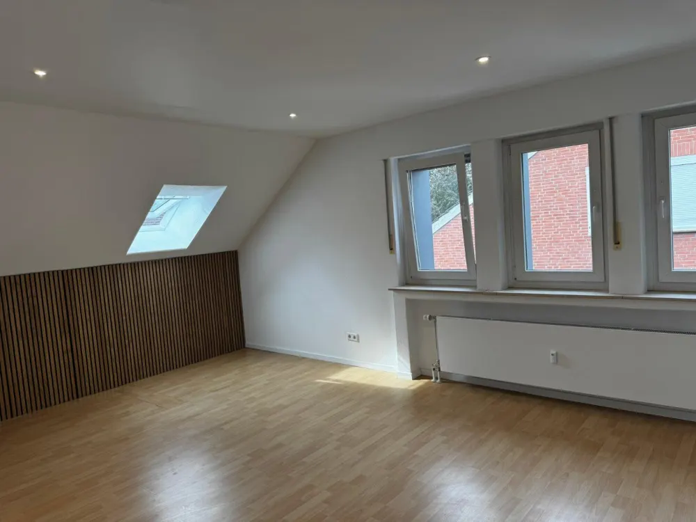 53m² Top Floor Apartment - 2.5 Rooms Kitchen Bathroom - Renovated Available Immediately