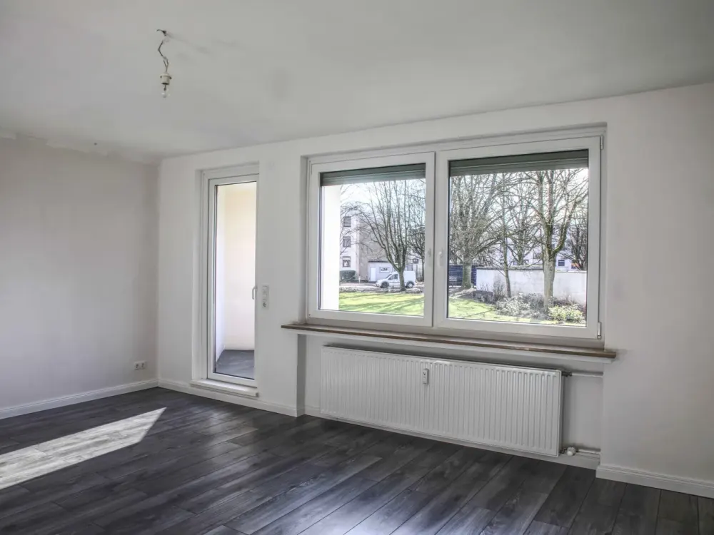 Helle, umfangreich renovierte 3-Zimmer-Wohnung mit Loggia und Einbauküche