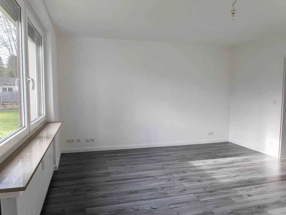 Helle, umfangreich renovierte 3-Zimmer-Wohnung mit Loggia und Einbauküche
