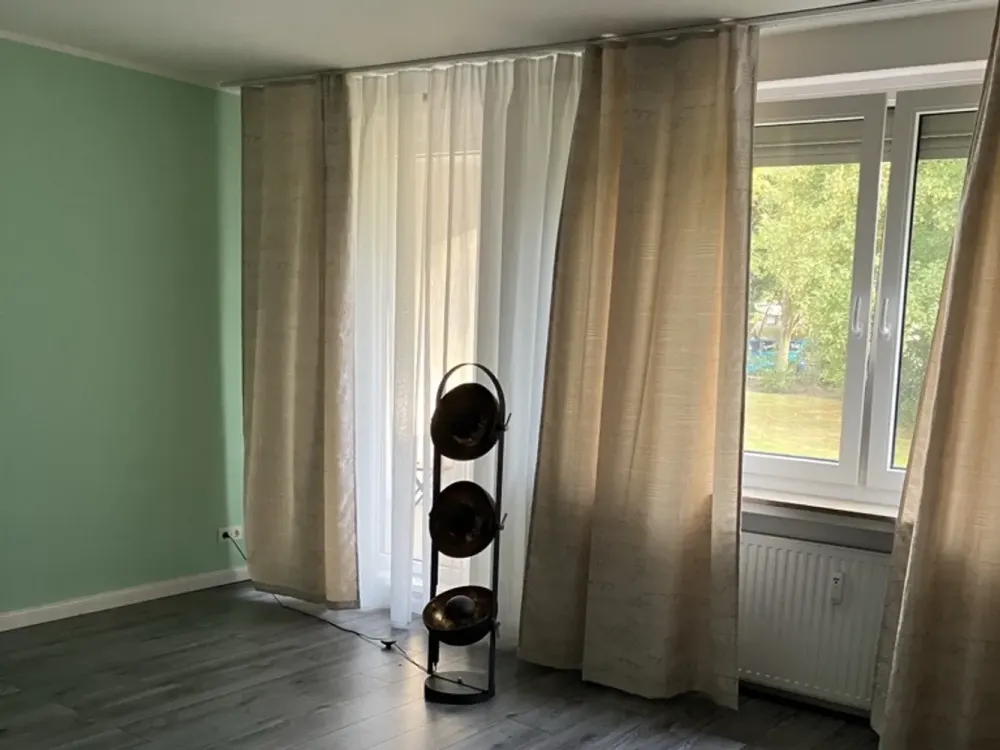 Helle, umfangreich renovierte 3-Zimmer-Wohnung mit Loggia und Einbauküche