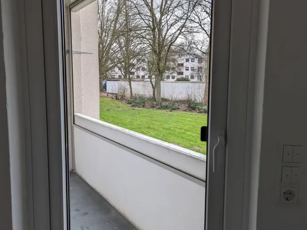 Helle, umfangreich renovierte 3-Zimmer-Wohnung mit Loggia und Einbauküche