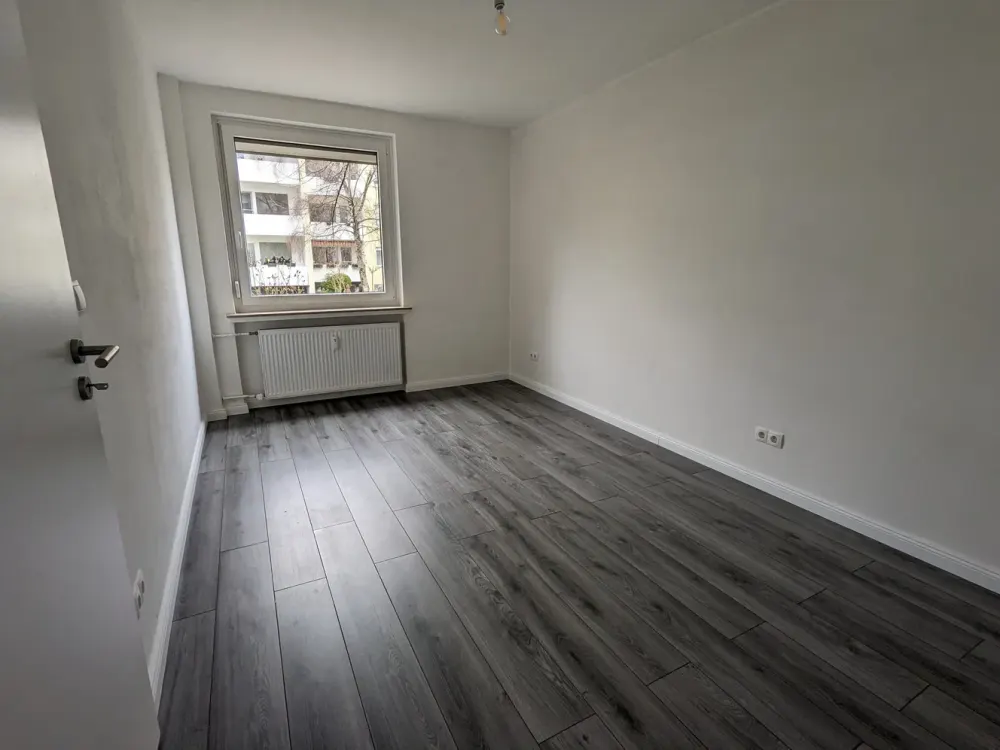 Helle, umfangreich renovierte 3-Zimmer-Wohnung mit Loggia und Einbauküche