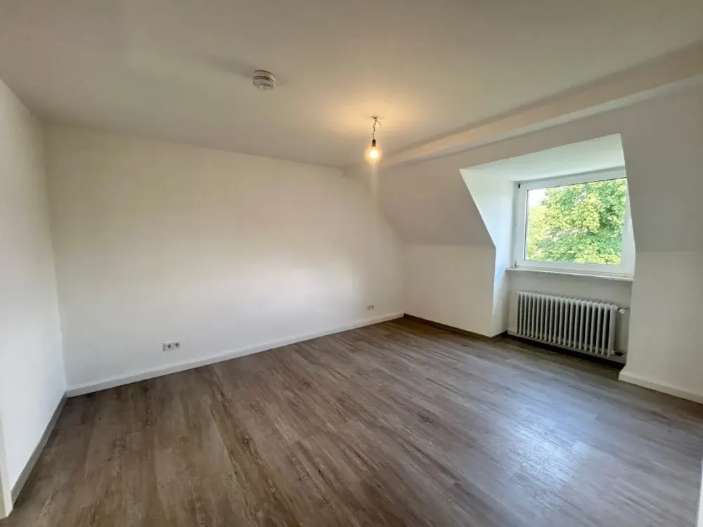 Schöne Dachgeschosswohnung mit modernem Badezimmer